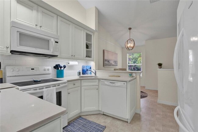 Building Photo - 3/2 Condo available in Emerald Bay!