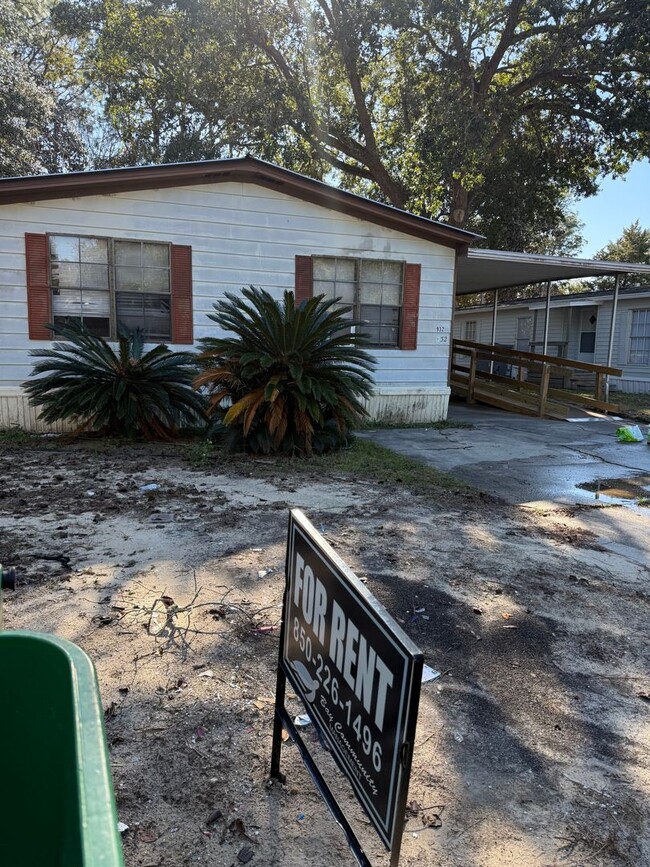 Building Photo - 2 Bedroom 2 Bath Home w/ screened porch in...