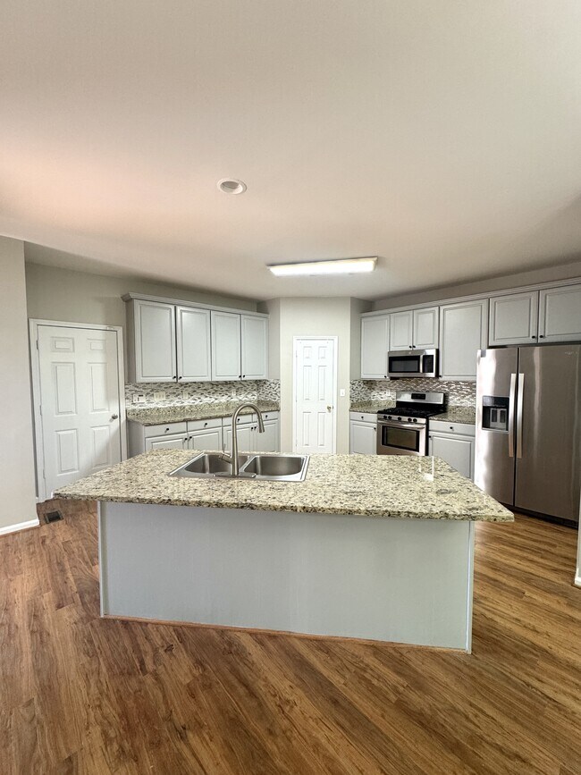 Building Photo - 137 Towne Park Dr