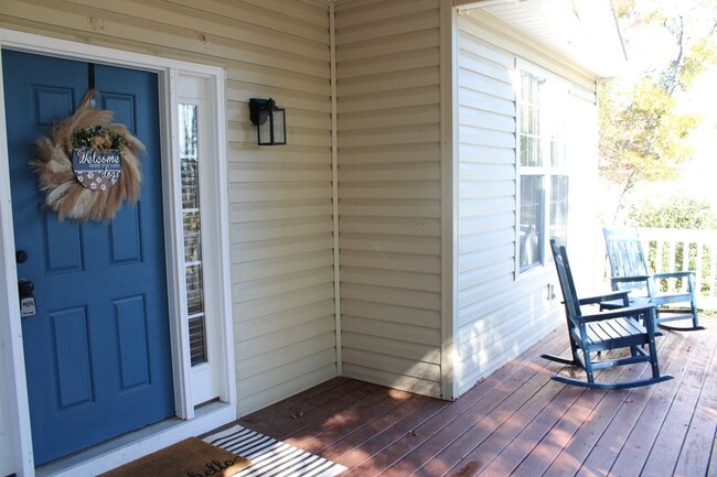 Building Photo - Charming 3BD, 2BA home with spacious yard ...