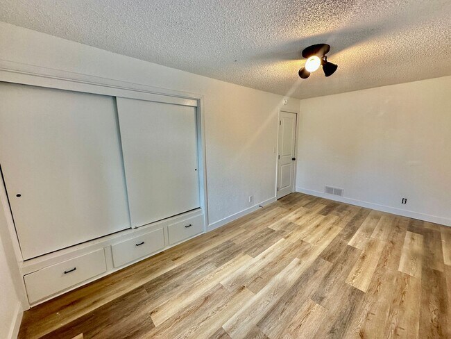 Building Photo - 808 W 11th Ave