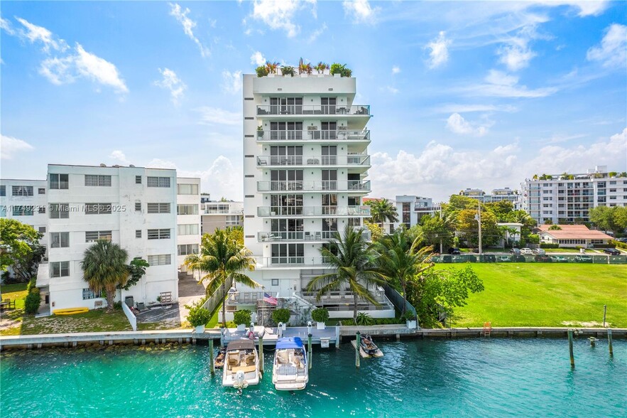 Primary Photo - 9901 E Bay Harbor Dr