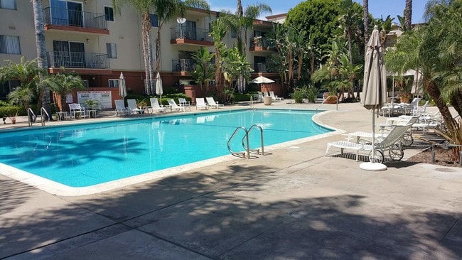 Building Photo - 400 N Acacia Ave