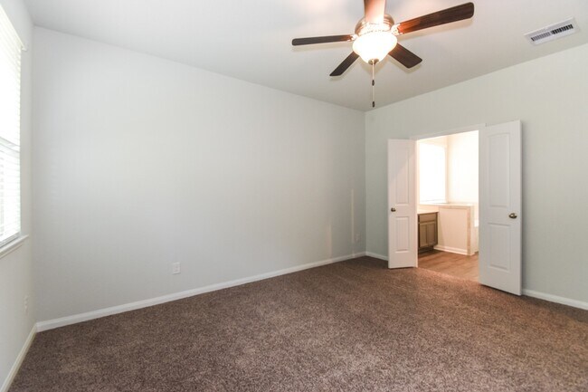 Building Photo - 321 Lk Wy Cir