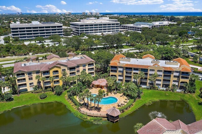Building Photo - 700 Uno Lago Dr