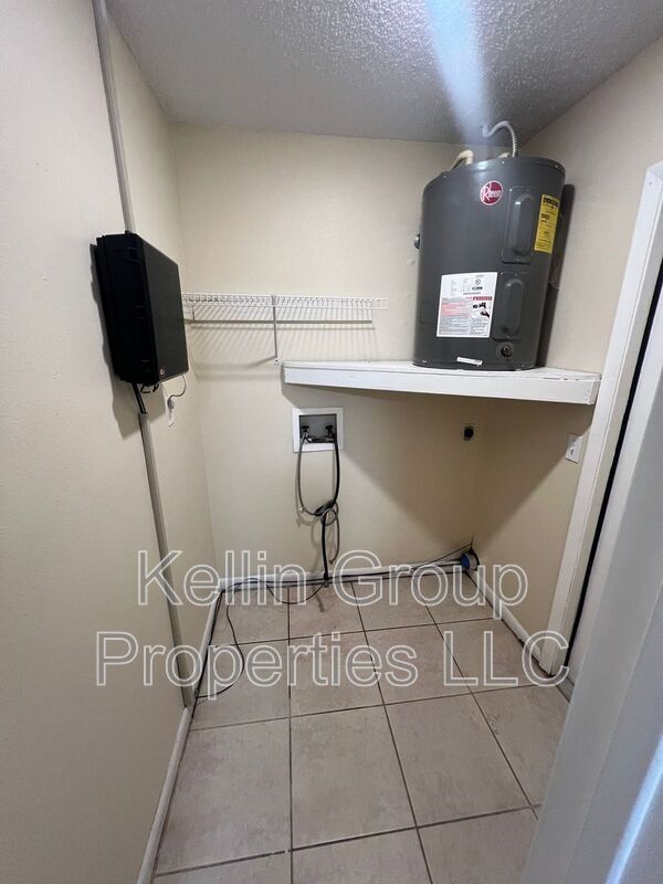 Building Photo - 858 Fox Lake Dr