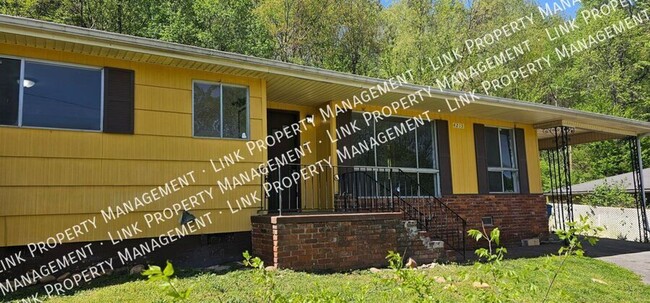 Building Photo - Fresh Painted 3 BR 1.5 BA in Red Bank for ...