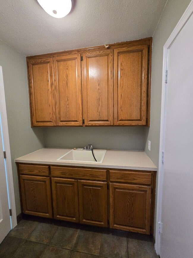 Building Photo - Pet Friendly Single Level 3 Bed 2 Bath Hom...