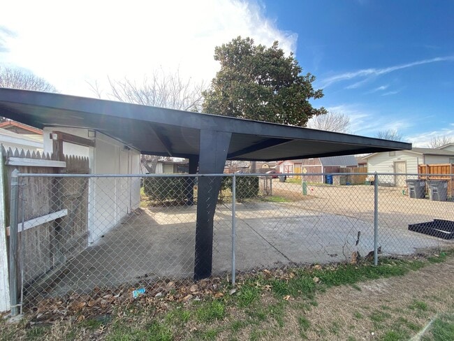 Building Photo - Great location!! Dont miss this 3 Bed house with rent below $1500!