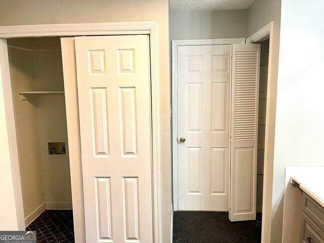 Building Photo - 3305 Spring Creek Dr SE