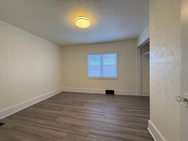 Building Photo - Updated 2BR townhouse with office now available!