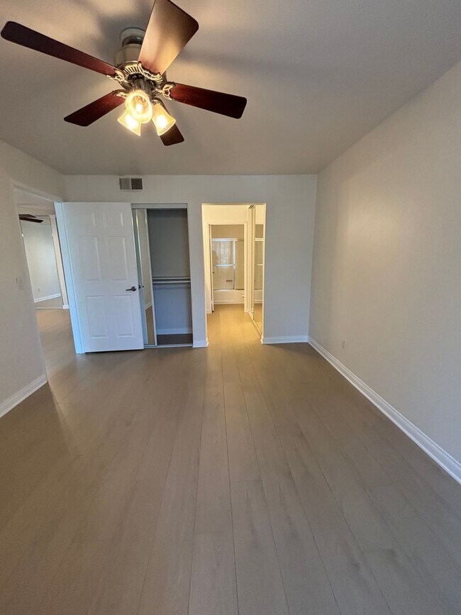 Building Photo - Amazing 1 Bedroom Condo at "The Met" Woodl...