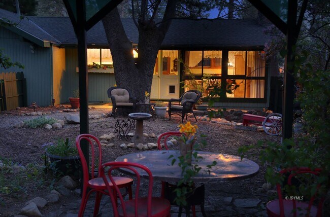 Building Photo - One Level House one mile from town close to hiking trails