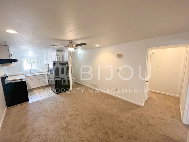 Building Photo - 4418 N Chestnut St