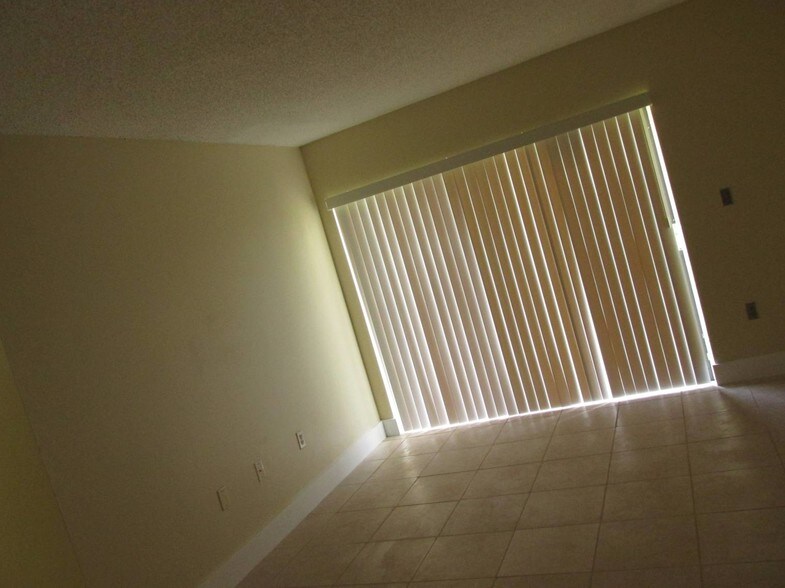 Building Photo - 7423 SW 152nd Ave