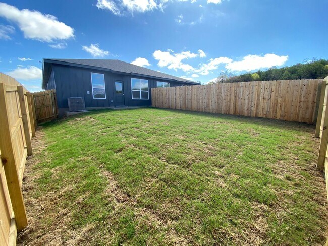 Building Photo - 648 Pacific Crest Trl