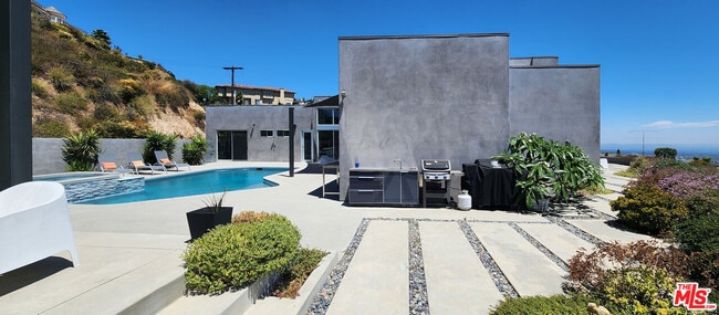 Building Photo - 1565 Glen Oaks Blvd