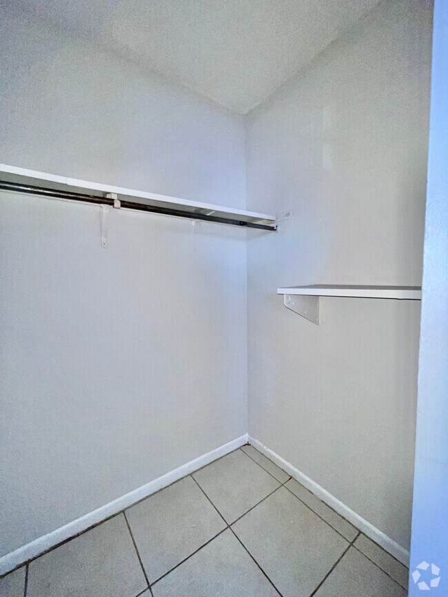 Building Photo - Big and Beautiful 2b2b For Rent Now!