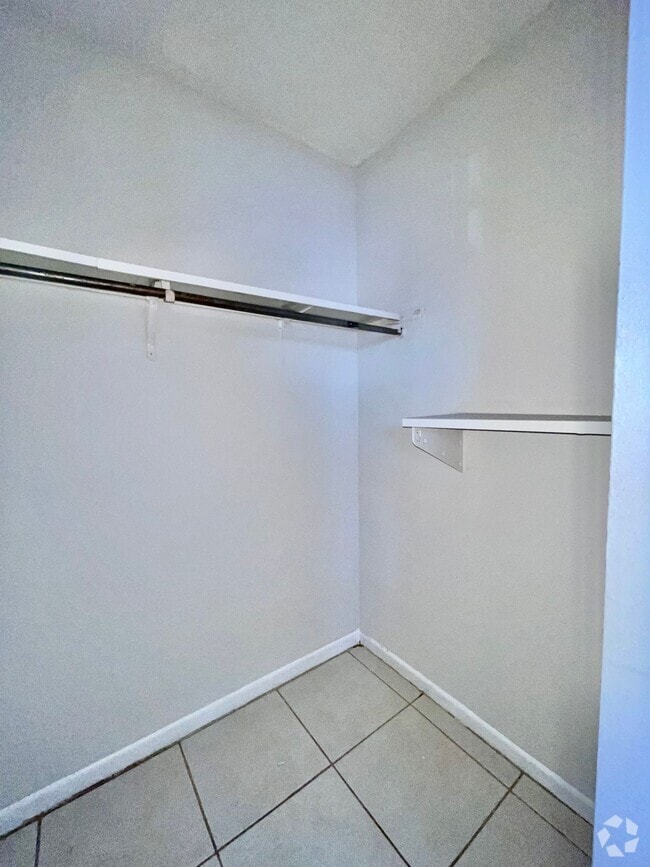 Building Photo - Lovely Efficiency for Rent in Miami Gardens!