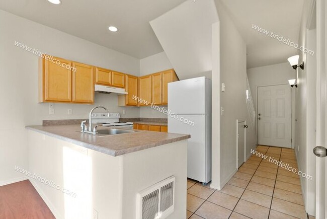 Building Photo - Spacious 2-Bedroom Townhouse with Dual Mas...