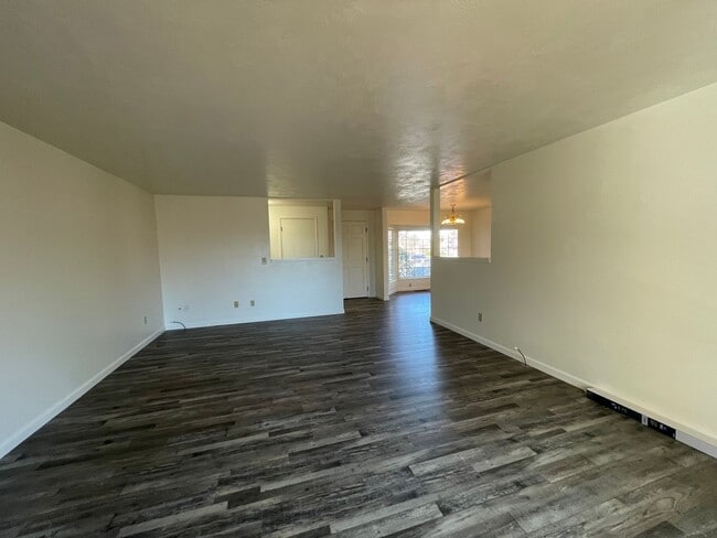 Building Photo - 3 bedroom, 2 bathroom, in East Medford