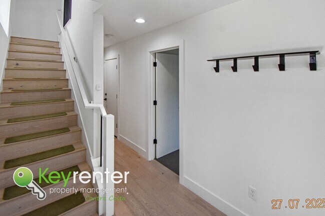 Building Photo - Newer Energy Efficient Luxury Townhouse in...