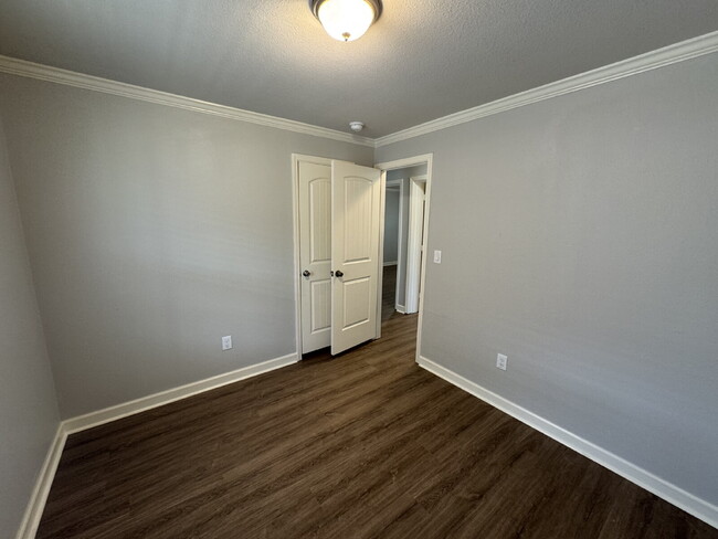 Building Photo - Three bed two bath in Fischer close to Can...
