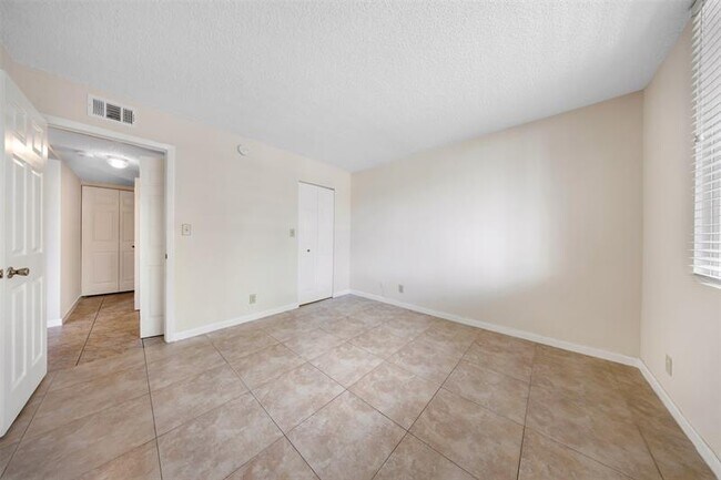 Building Photo - 941 Lyons Rd