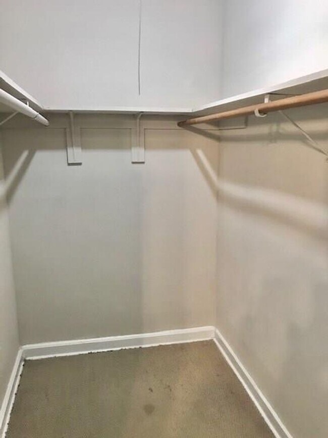 Building Photo - PRELEASING FOR EARLY SEPT! Charming 3 Bed ...