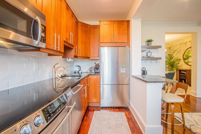 Building Photo - Stunning 2 BR/2 BA Condo in Dupont Circle!