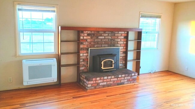 Building Photo - Beautiful Country Setting Close to Everything!