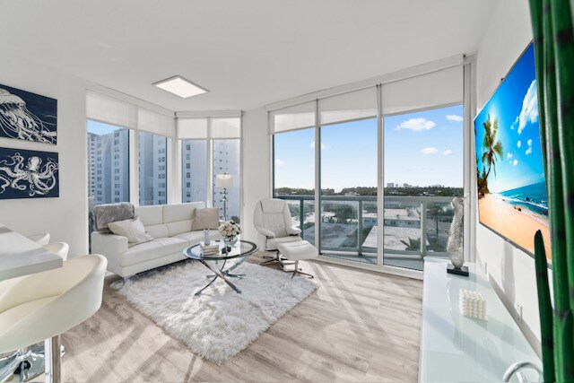 Building Photo - 6515 Collins Ave