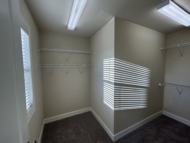 Building Photo - 3-BEDROOM, 2.5-BATH TOWNHOUSE AVAILABLE IN COOPER SQUARE