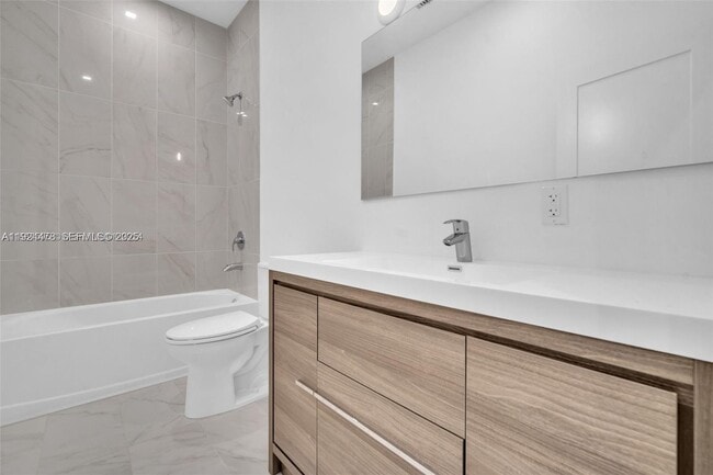 Building Photo - 4181 N Oak Pl