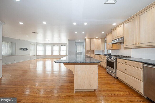 Building Photo - 714 Greythorne Rd