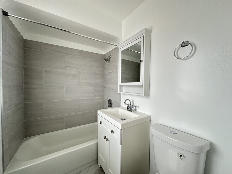 Building Photo - 6721 N California Ave