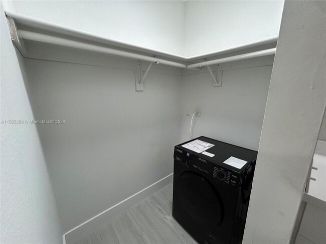 Building Photo - 5525 SW 41st St