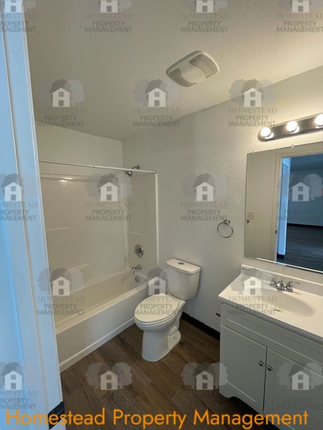 Building Photo - 595