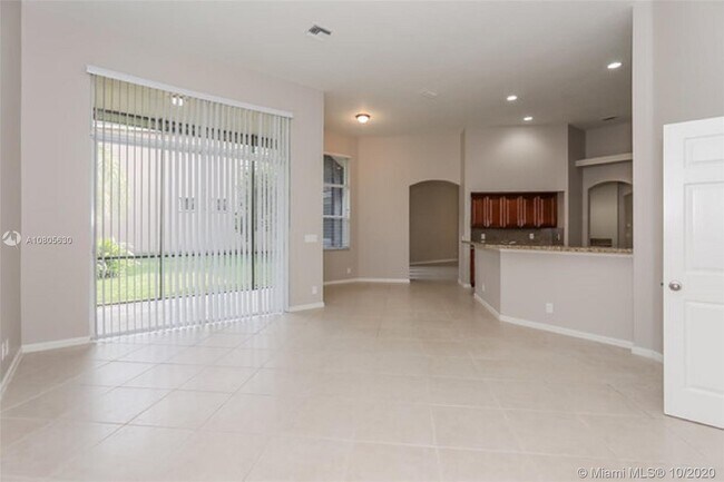 Building Photo - 2560 Jardin Manor