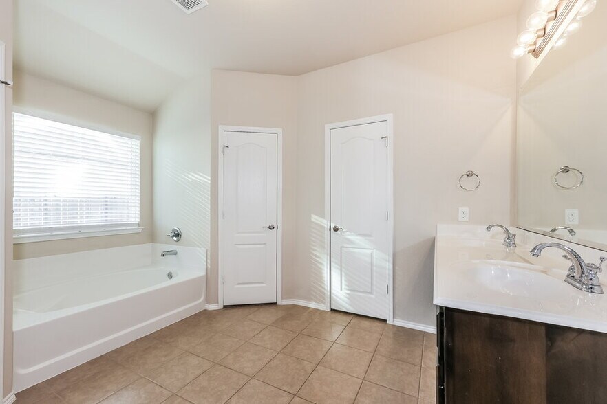 Building Photo - 409 Roundrock Ln