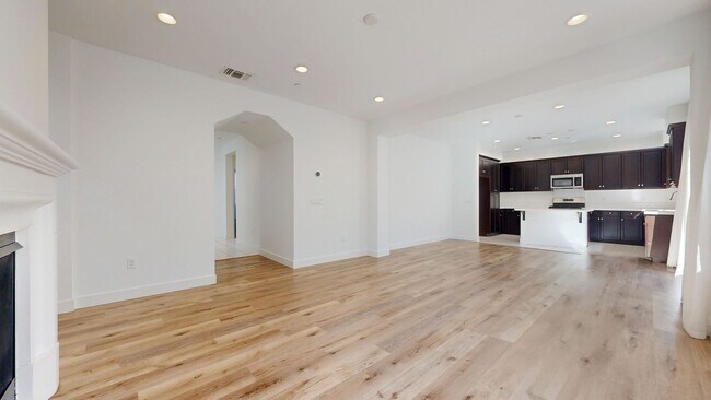 Building Photo - Bright & Beautiful 4 Bedroom 3 Full Bathroom Home!