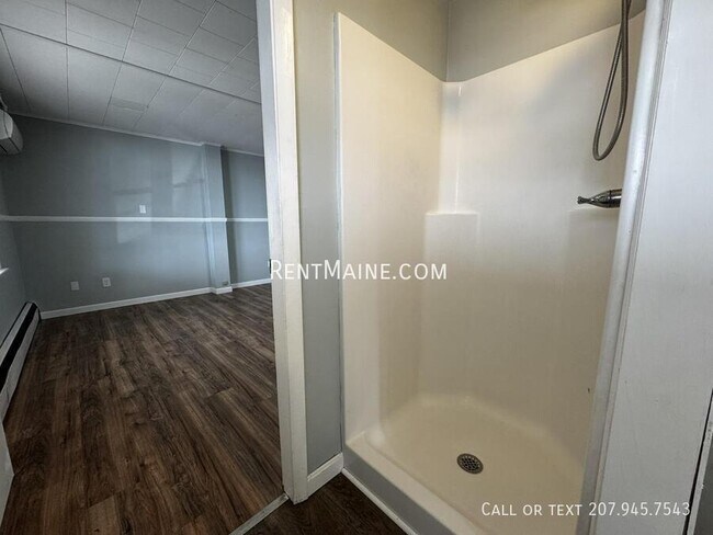 Building Photo - 513 Main St