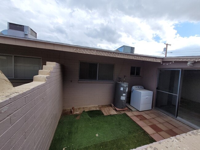 Building Photo - 3139 E Glenrosa Ave