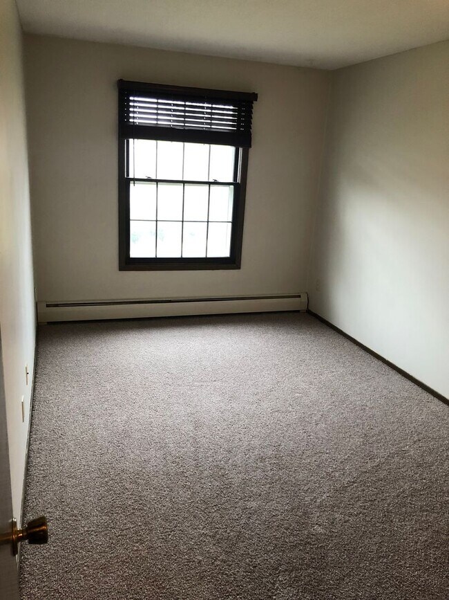 Building Photo - Spacious 2 bedroom in Hopkins!