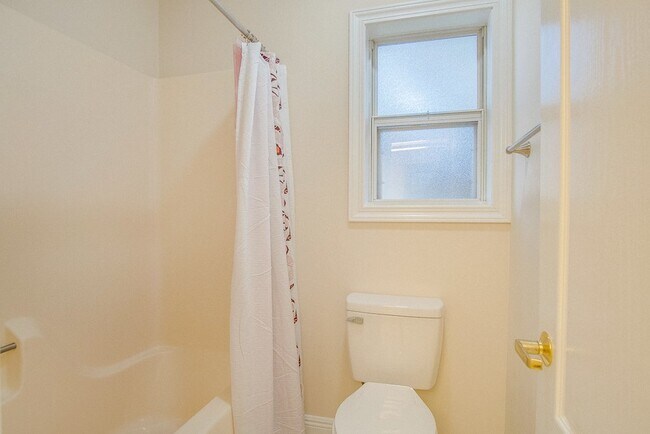 Building Photo - Festive Move-In Special! 4BR/3BA Lenox Gem...