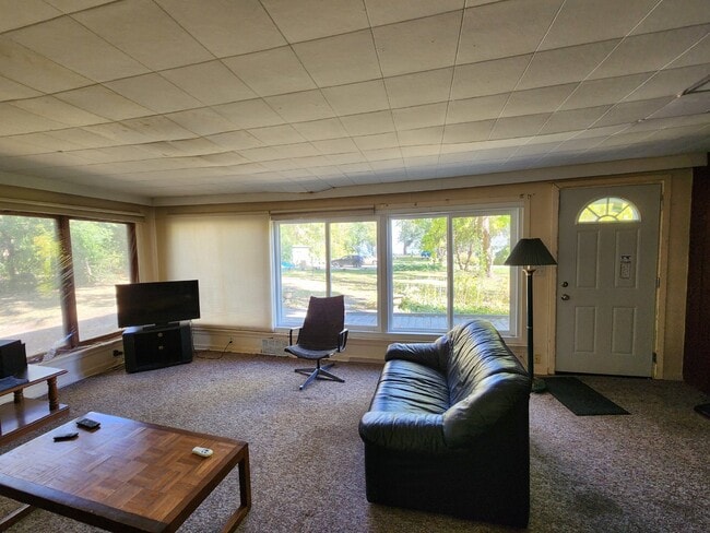 Building Photo - Furnished Cottage - short term through May...