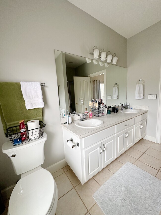 Building Photo - 5004 Hunter Ln