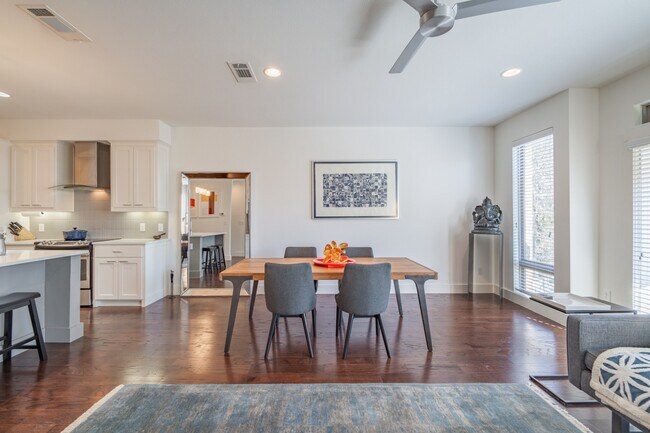 Building Photo - 2 Bed Option in East Dallas Townhome off Greenville Lakewood Neighborhood