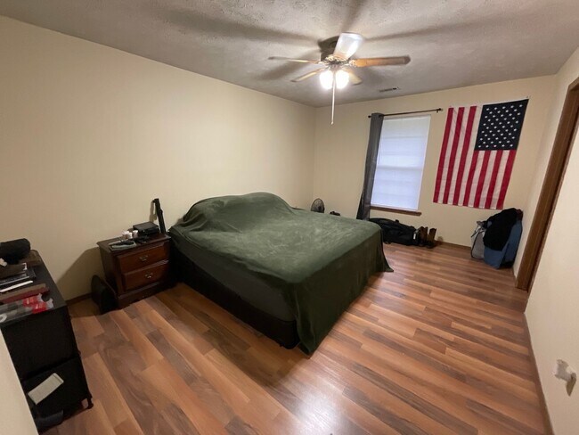 Building Photo - Spacious Duplex