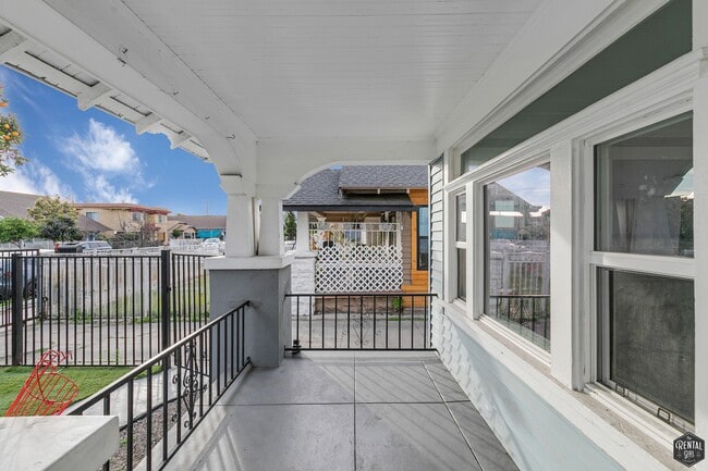 Building Photo - 641 W 43rd St